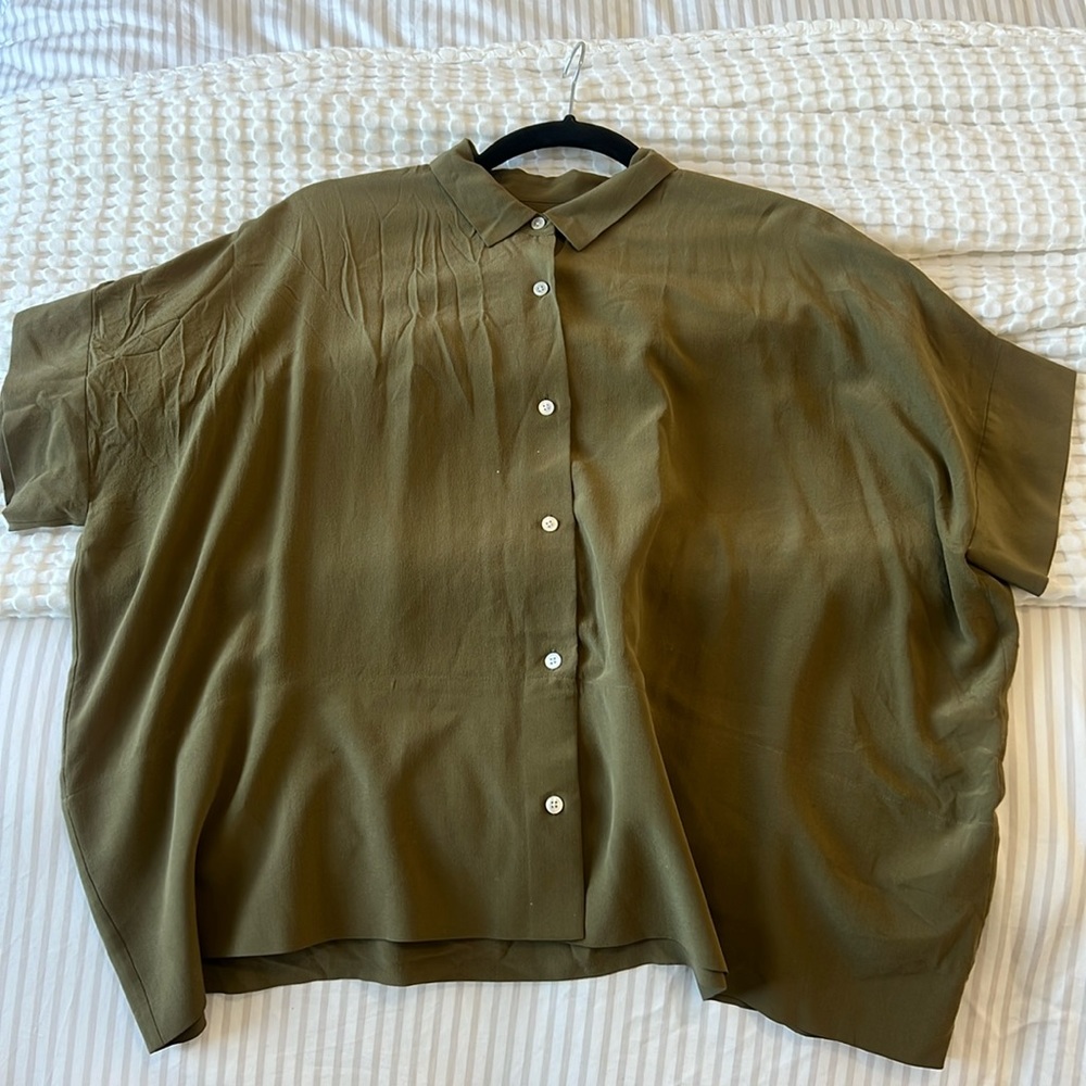 Everlane silk short sleeved button up | 100% silk | olive green | size 8